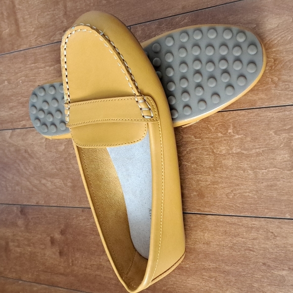 Yellow Old Navy loafers size 8 - Picture 3 of 3
